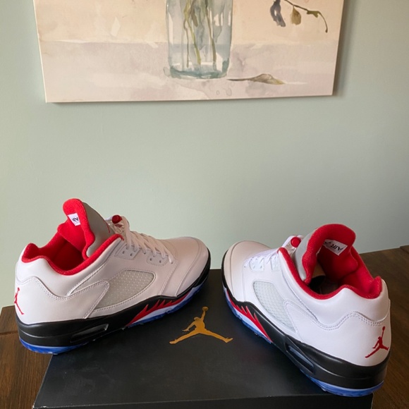 Jordan V Low Golf Shoes - Picture 3 of 8